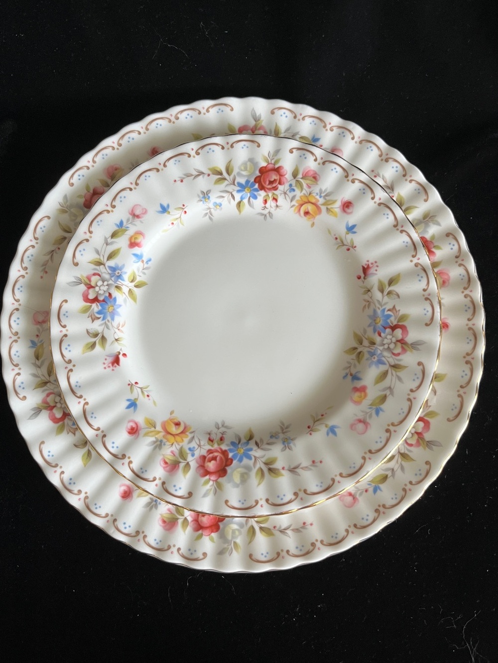 Vintage Royal Albert Bone China Jubilee Rose 2 Salad & 2 Dinner Plates
